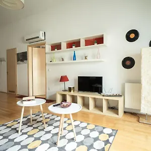 At Gozsdu Court, 60 Sqm, 2 With 2 Ac, Elevators, Kitchen Apartamento